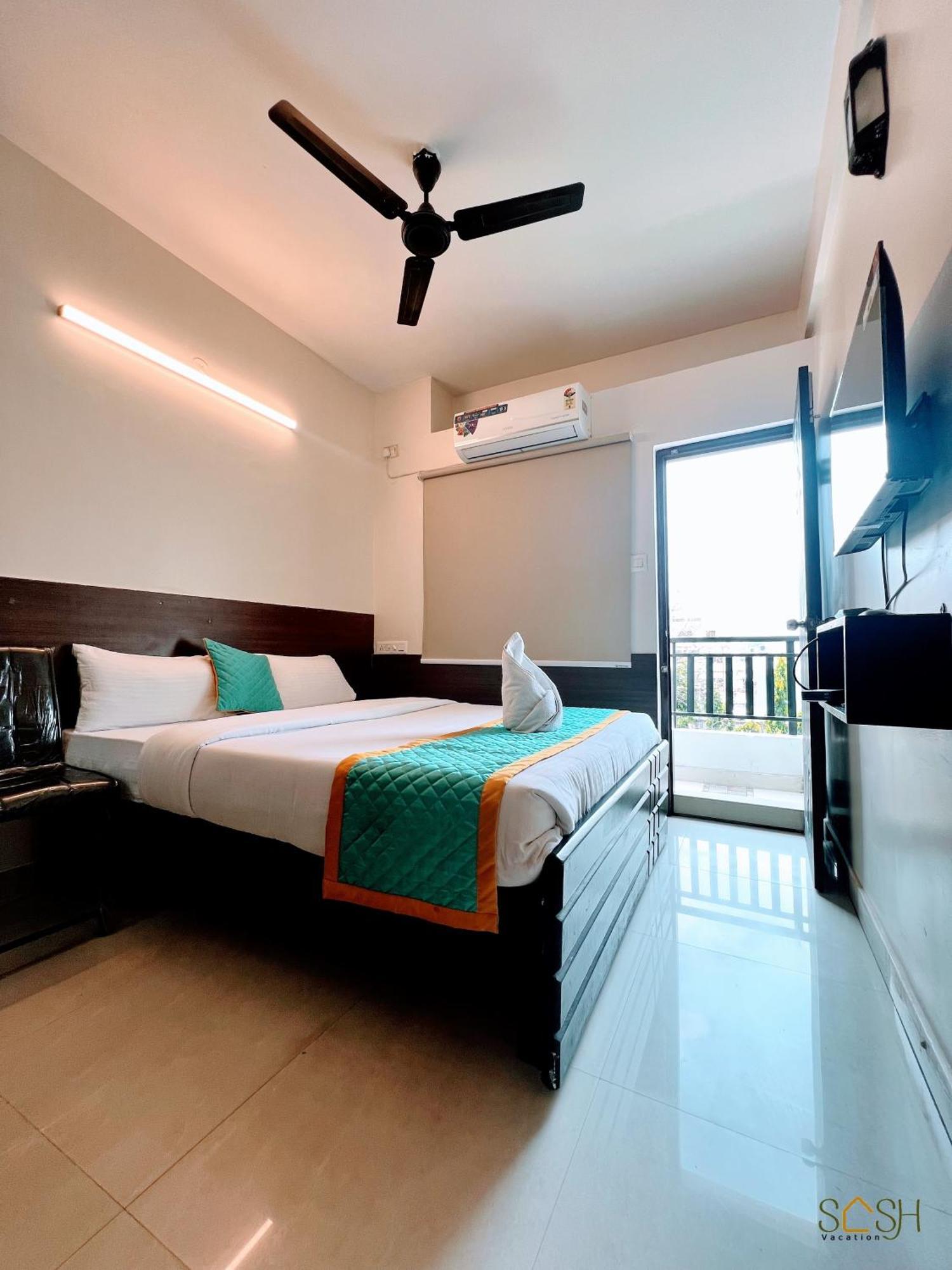 Elegant Queen With Private Balcony & Ac