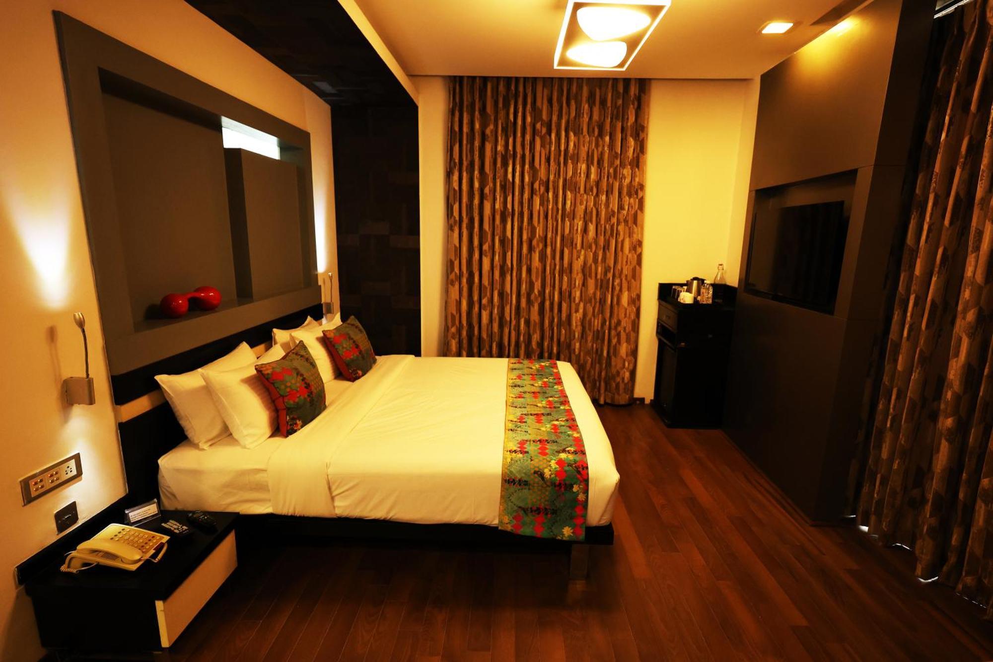 Hotel Purple Brigade, 3*