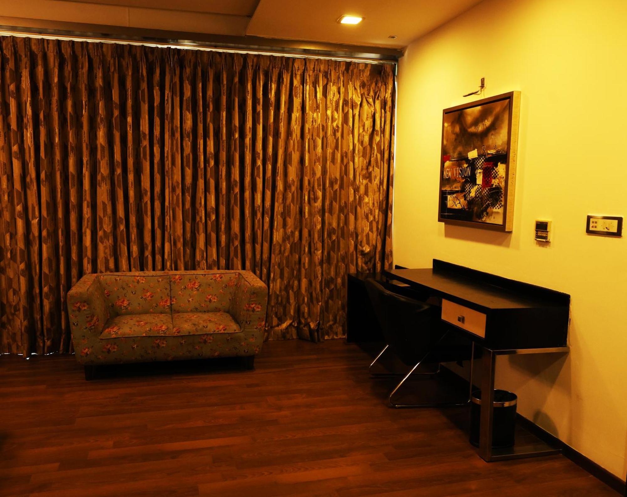 Purple Brigade, Hotel