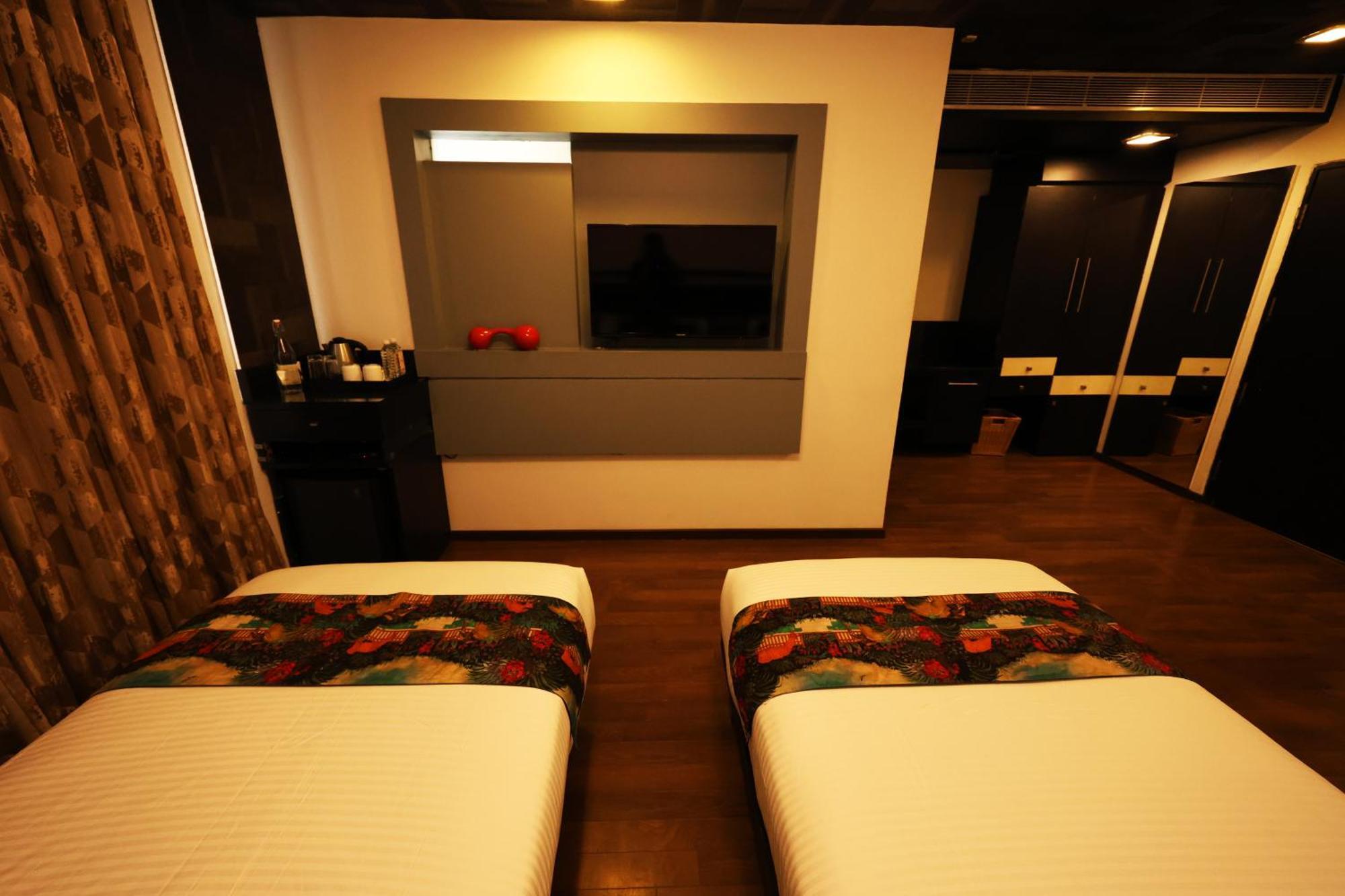 Purple Brigade, Hotel