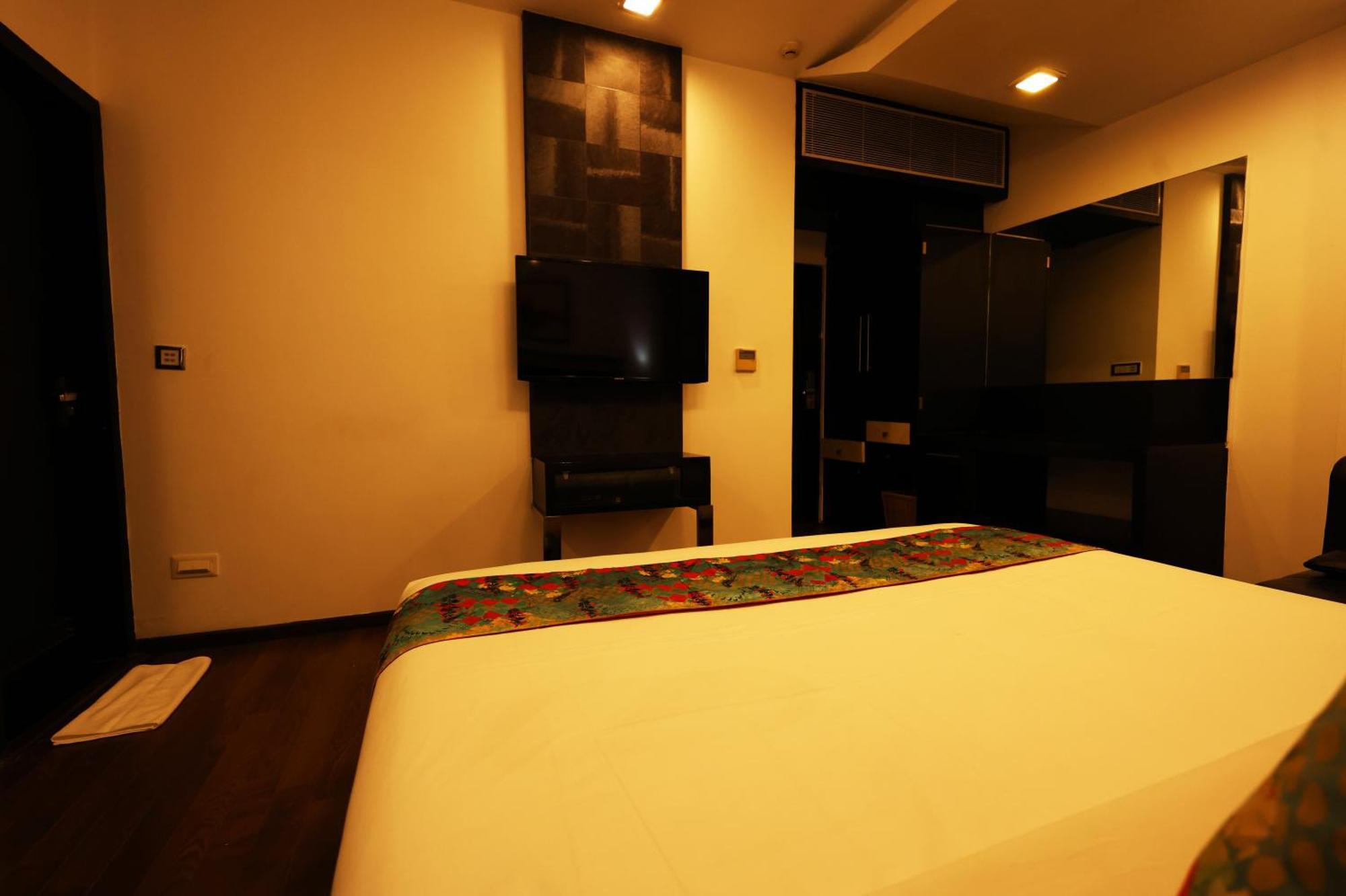 Purple Brigade, Hotel 3*
