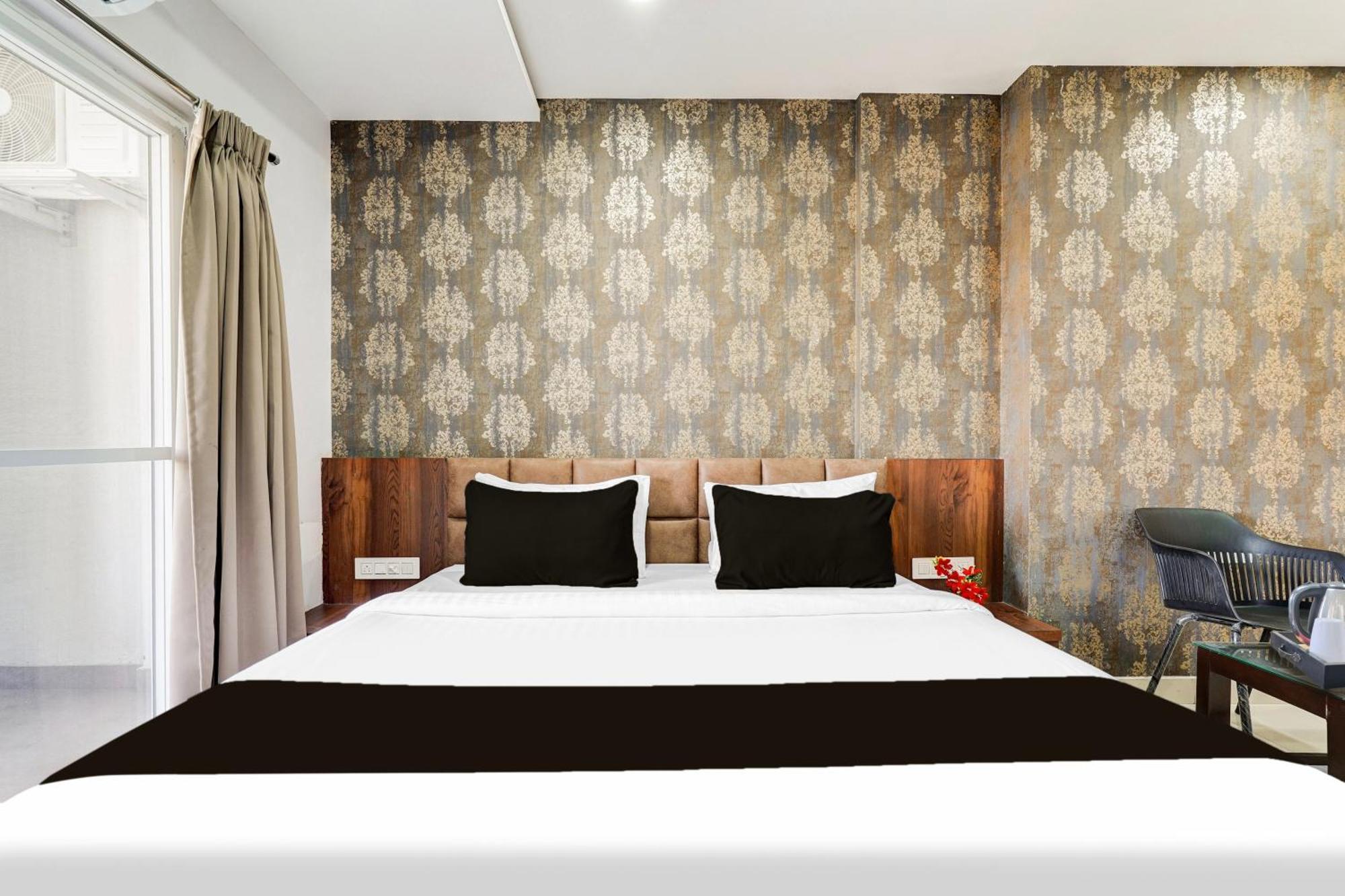 Hotel Super Townhouse Oak Dlf Newtown Formerly South Square 3*