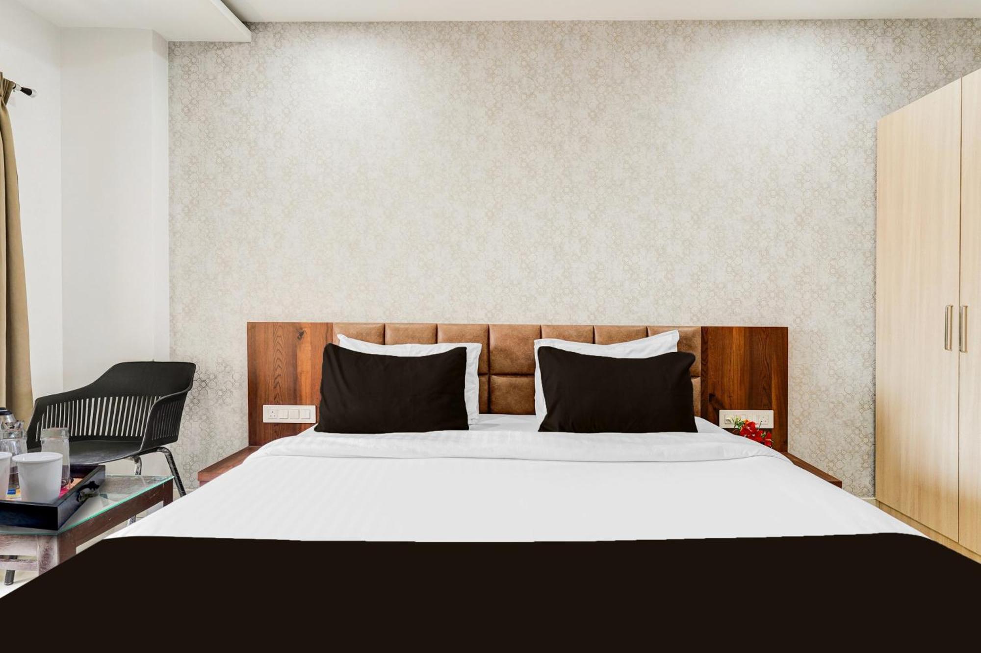 Super Townhouse Oak Dlf Newtown Formerly South Square 3* Bangalore