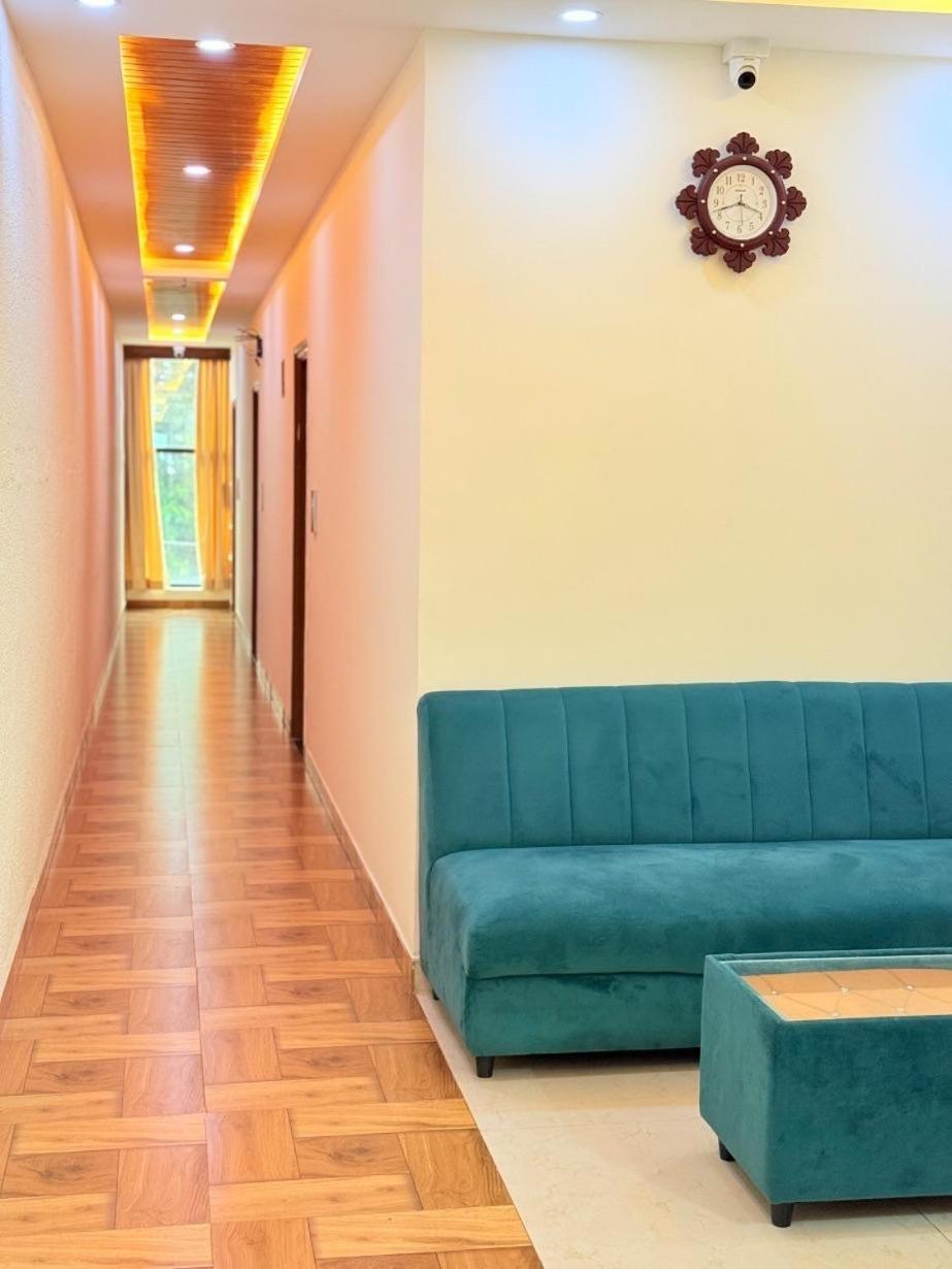 Zeke Avenue Hotel 2*