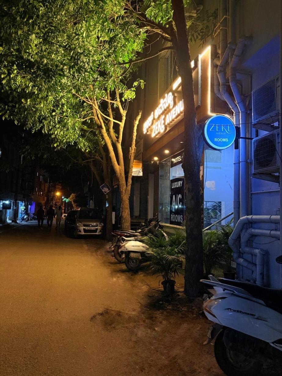 Zeke Avenue Hotel 2*