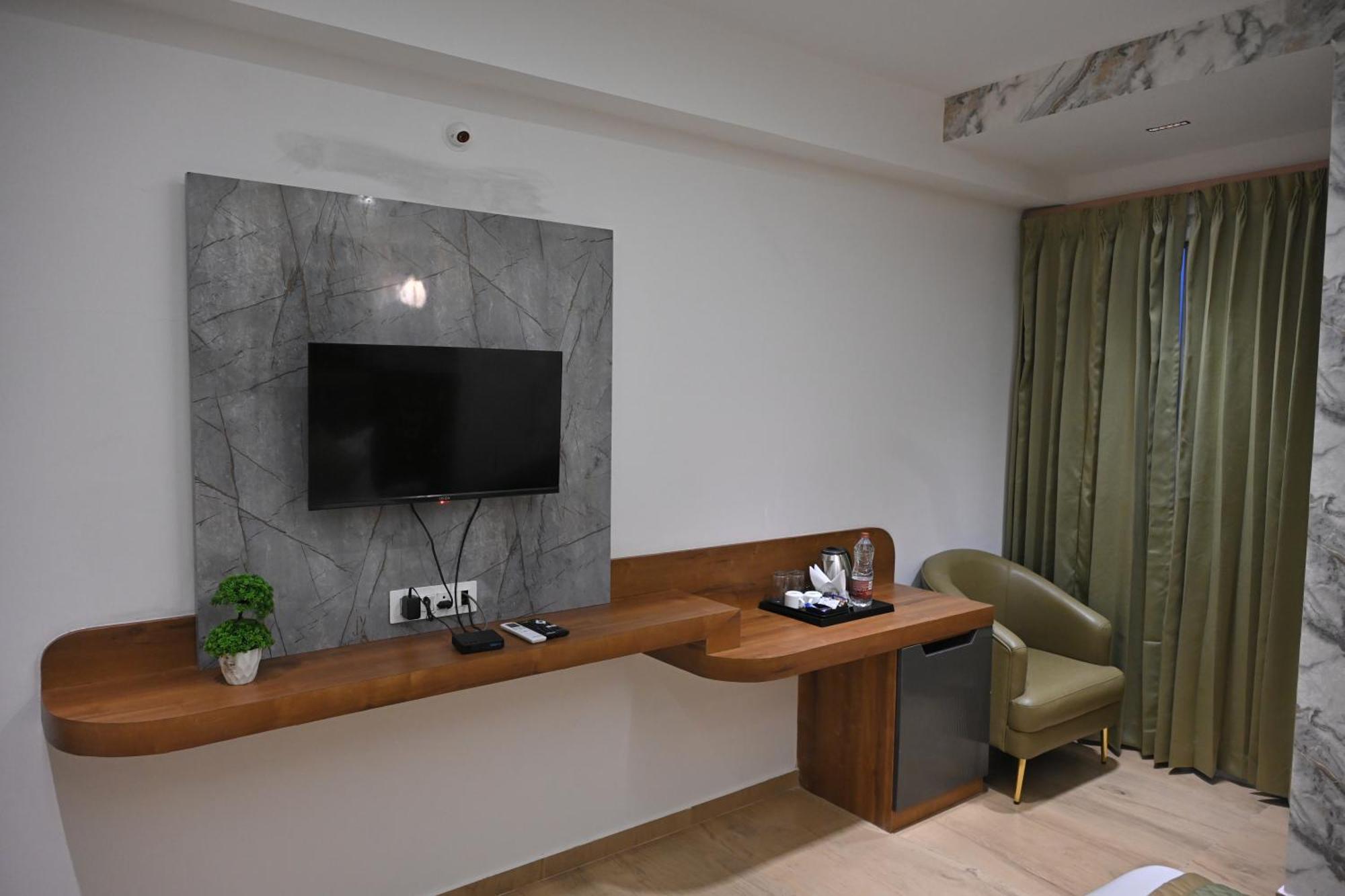 Visthara A Unit Of Suraksha Hotel 3*