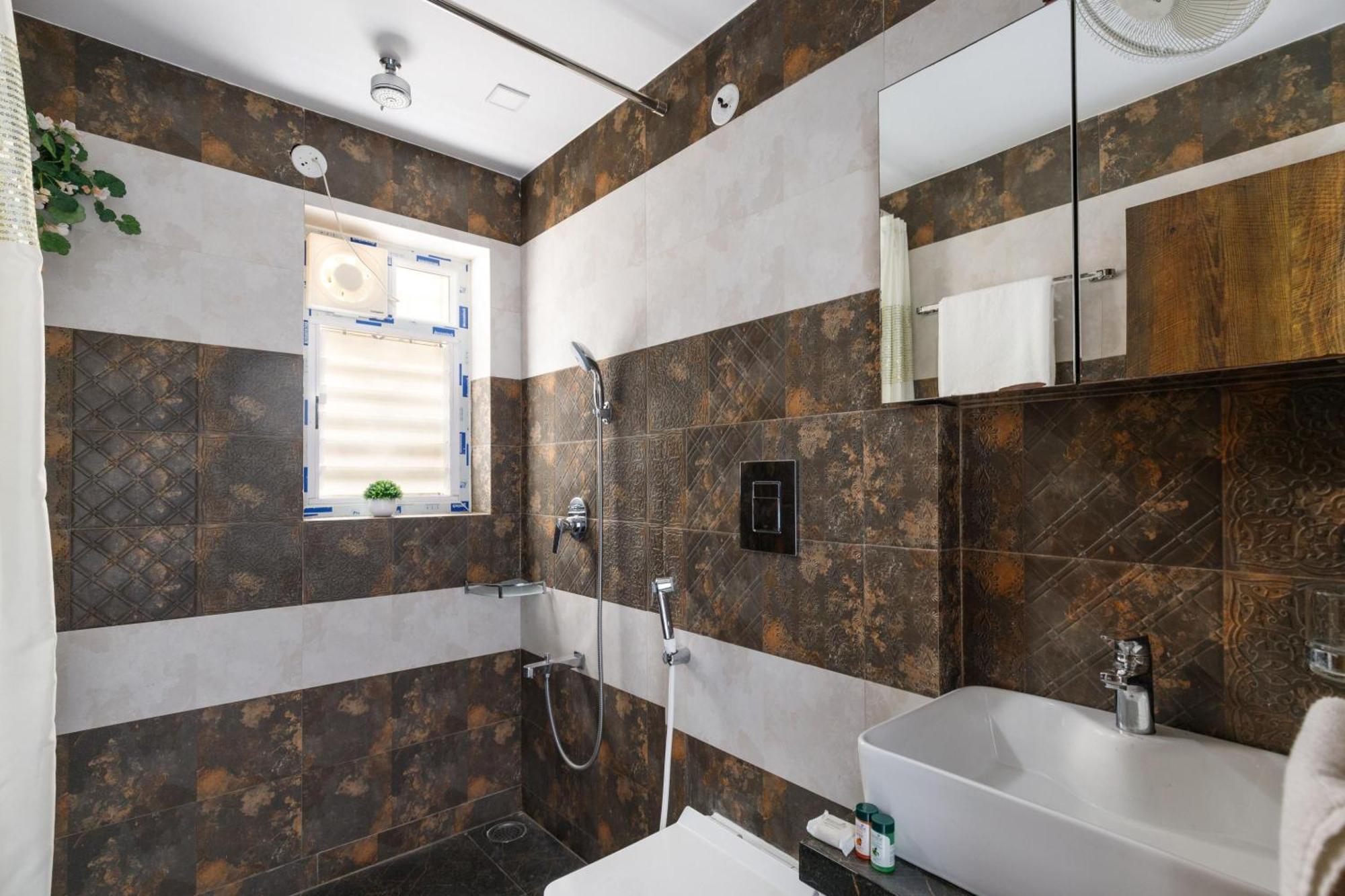 The Platinum Arc By Red Olive-3bhk-nr Nexus Mall Apartment