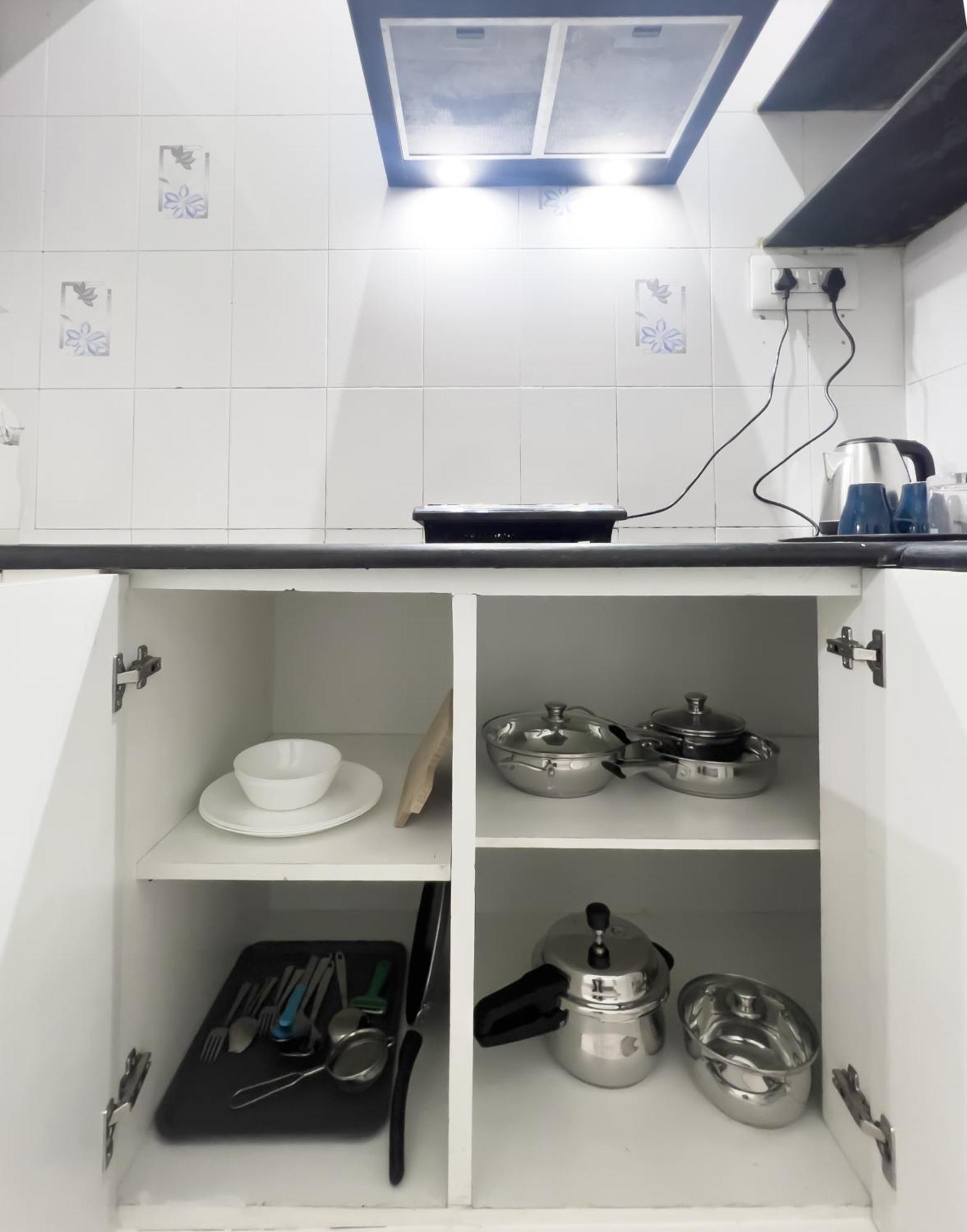 The Pinnacle - Electronic Apartment *