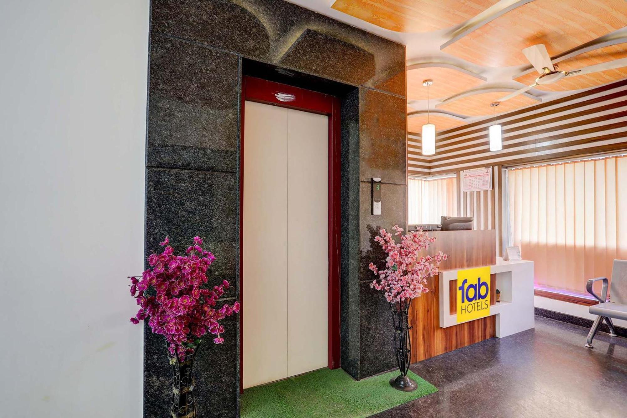 Fabhotel Royal Hotel