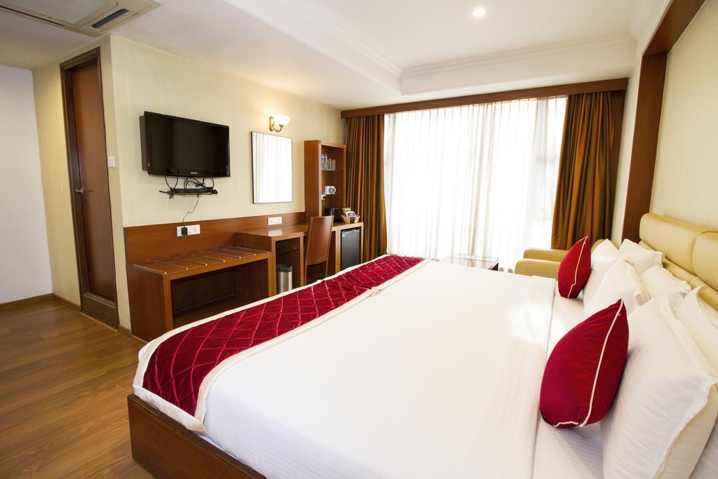 Oyo Premium Brigade Road Hotel Bangalore