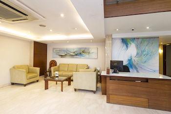 Oyo Premium Cunningham Road