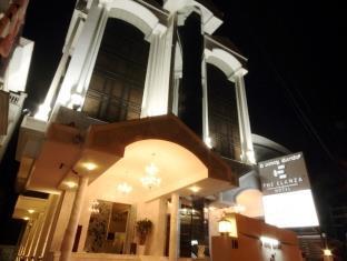 The Elanza Hotel, Hotel
