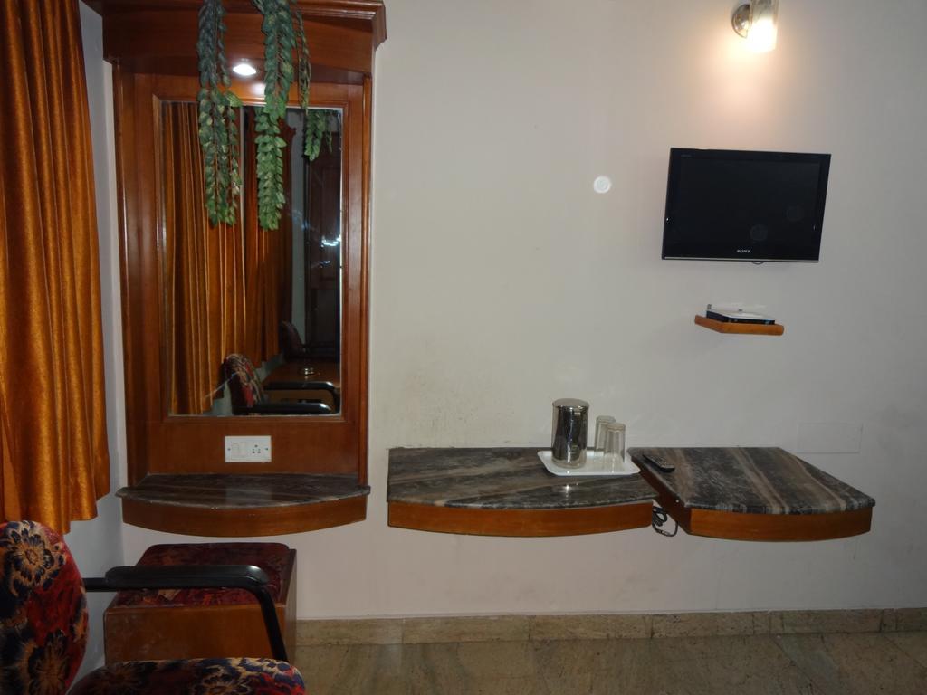 Chinna's Residency 2*