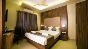 Plaza Heights Hotel 3*