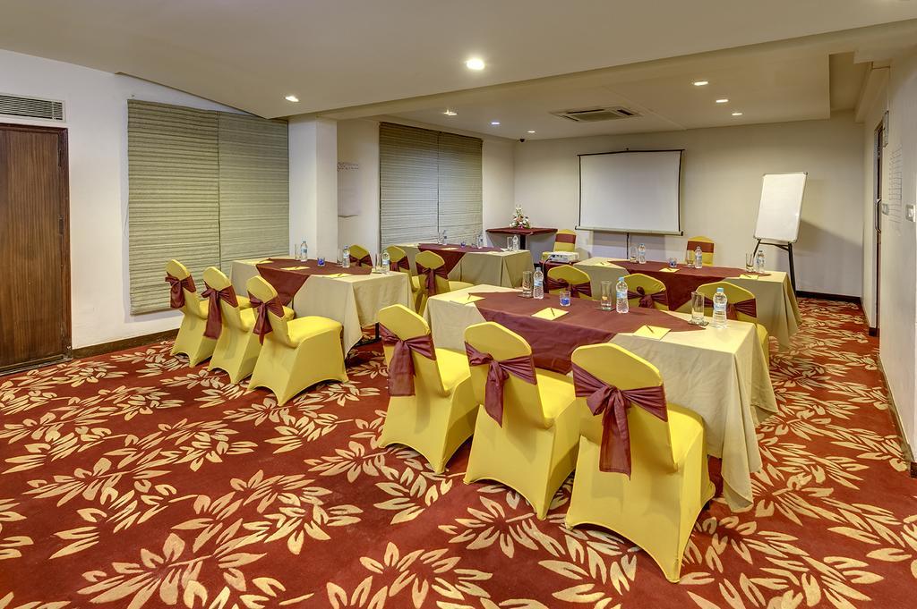 Hotel The Hhi Select