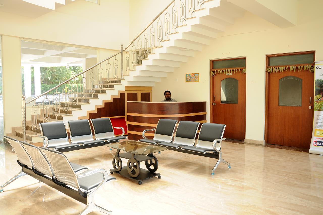 Golden Mile Resort *