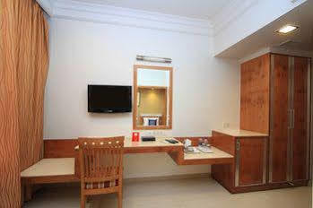 Oyo Indiranagar 100 Ft Road Hotel