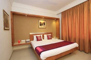 Oyo Indiranagar 100 Ft Road Hotel 3*