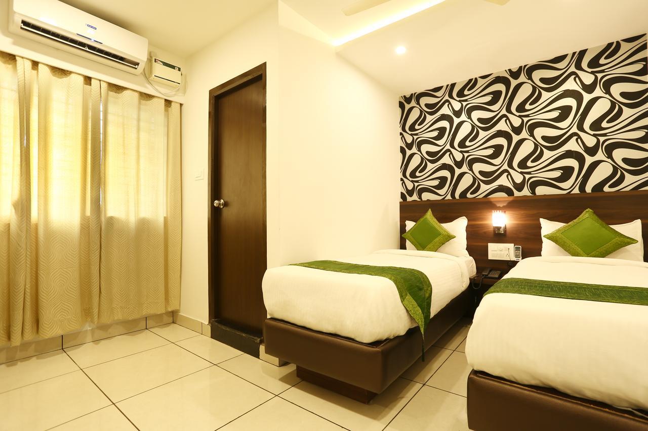 Oyo 30525 Dwarka Grand 3*