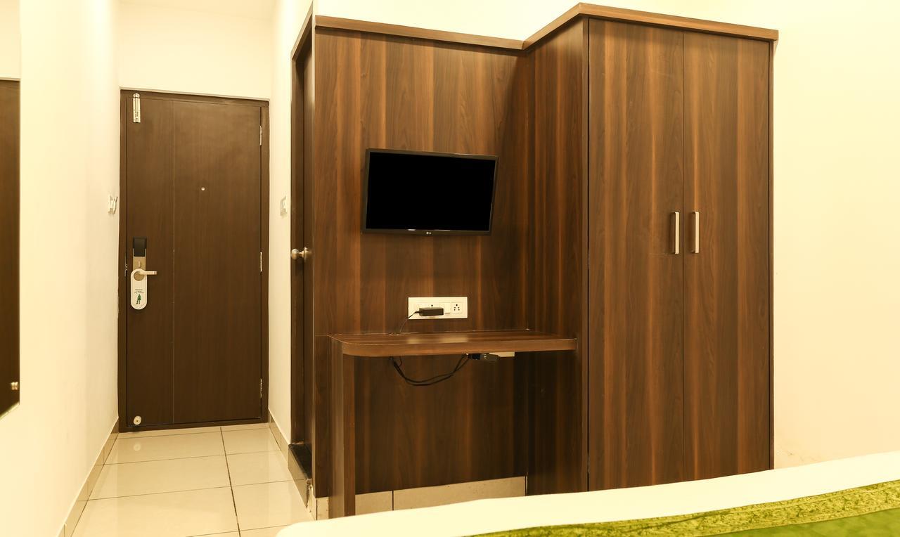 Oyo 30525 Dwarka Grand 3*
