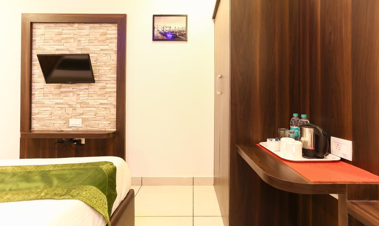 Oyo 30525 Dwarka Grand Hotel