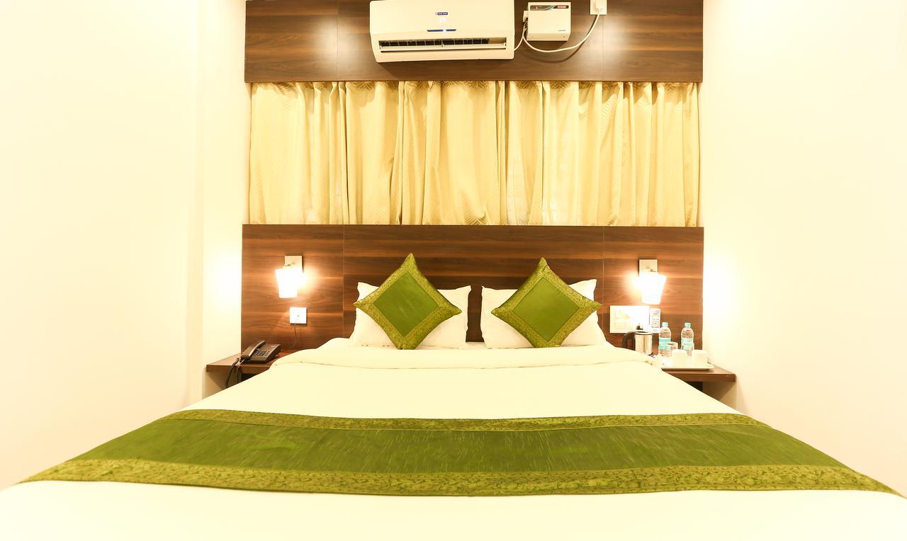 Oyo 30525 Dwarka Grand 3*