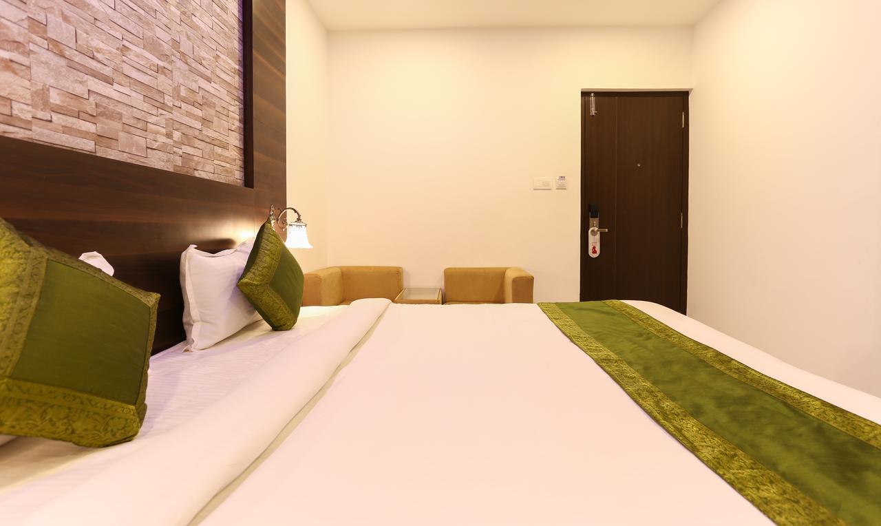 Oyo 30525 Dwarka Grand 3*