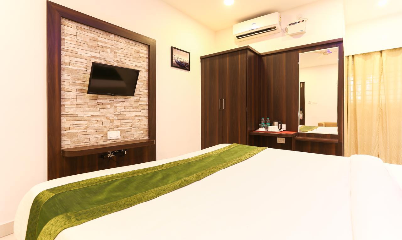 Oyo 30525 Dwarka Grand 3*
