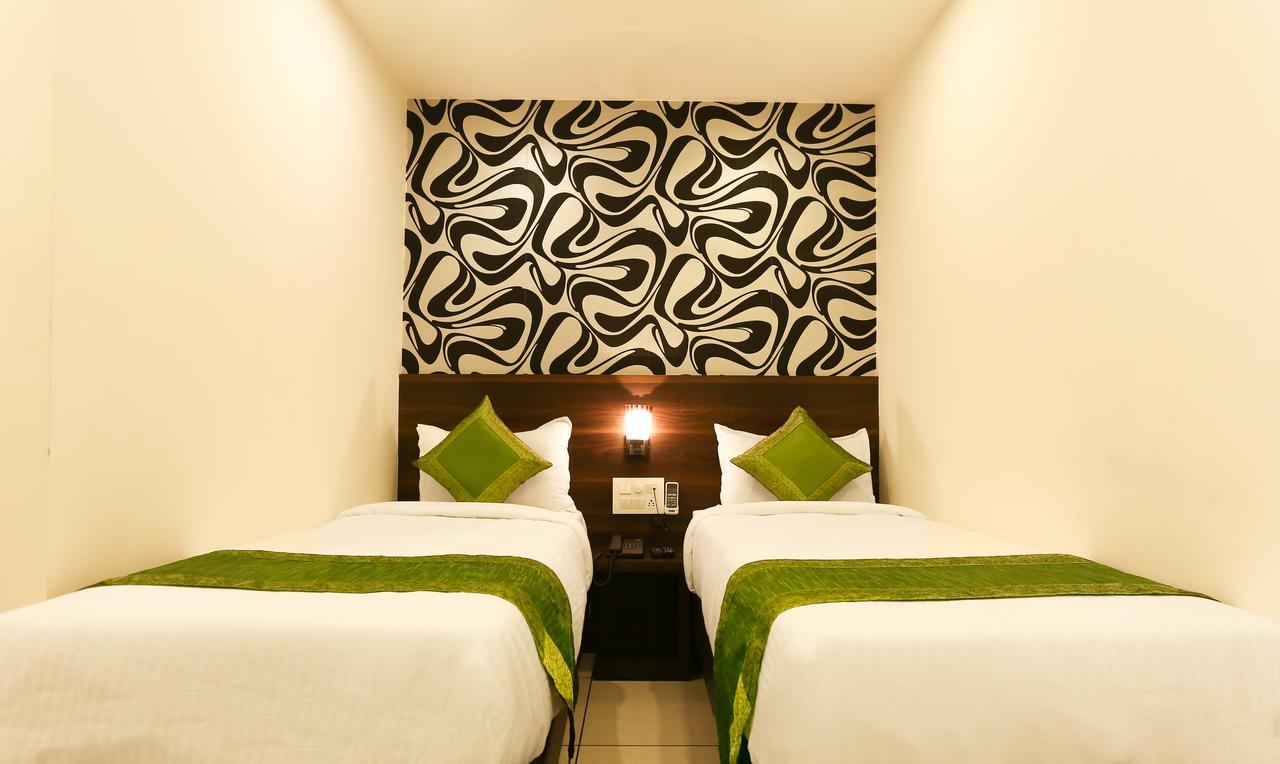 Oyo 30525 Dwarka Grand Hotel 3*