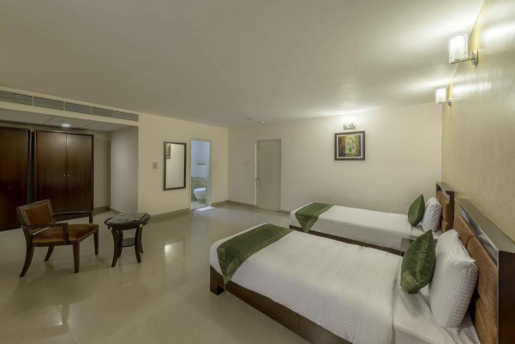 Hotel Treebo Crystal Castle 3*