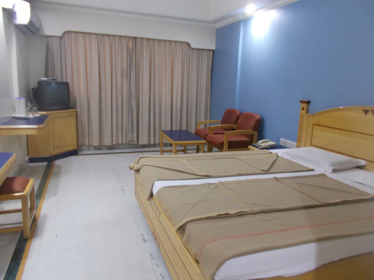 Modern Hotel *
