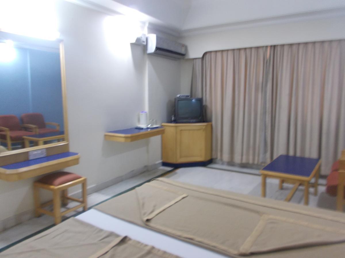 Modern Hotel *