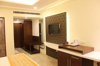 Oyo Premium Mg Road Trinity