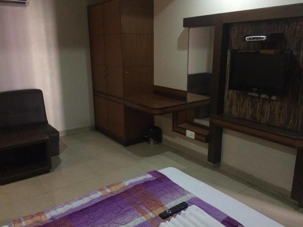 Inn Oyo 13021 Park Palace *