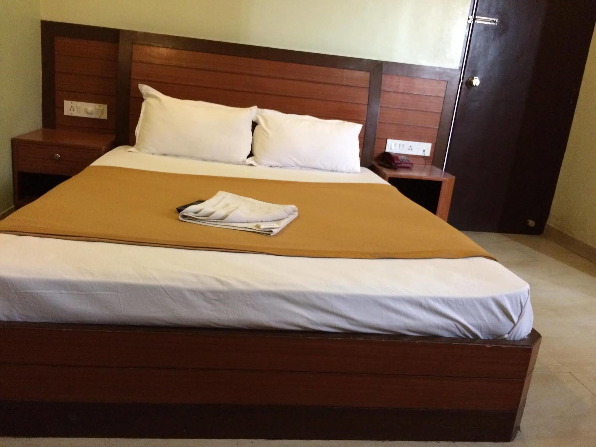 Inn Oyo 13021 Park Palace *