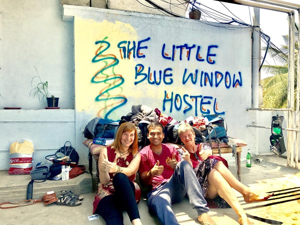 Hostel The Little Blue Window *