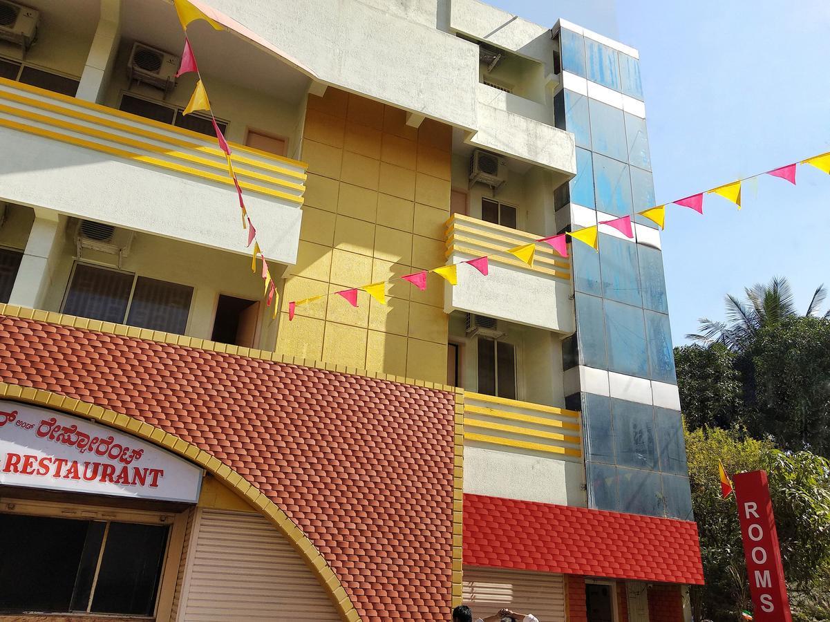 Oyo 10476 Near Forum Mall Hotel