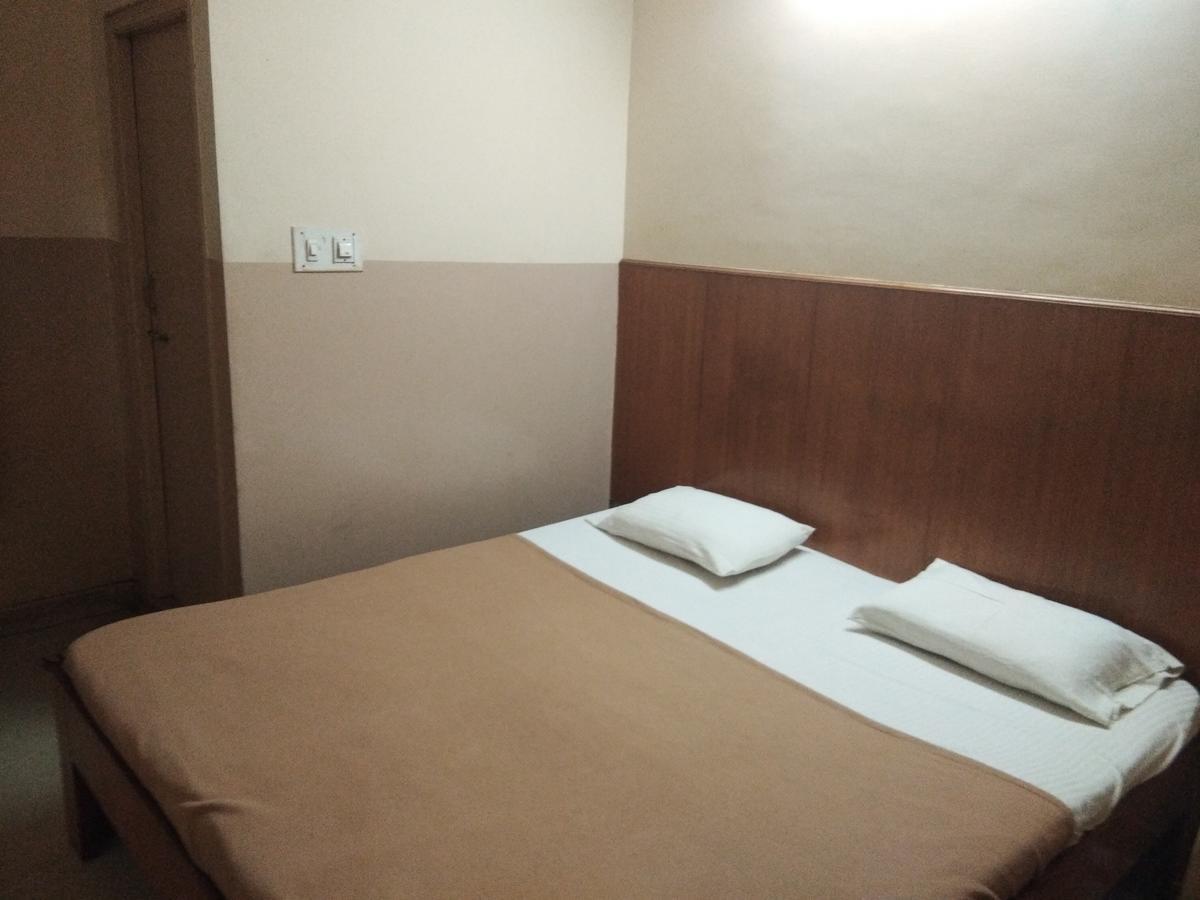 Veekay Tourist Home *