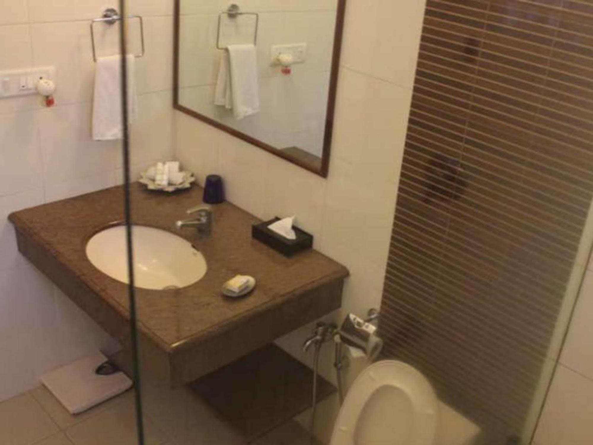 Justa Off Mg Road Hotel 4*