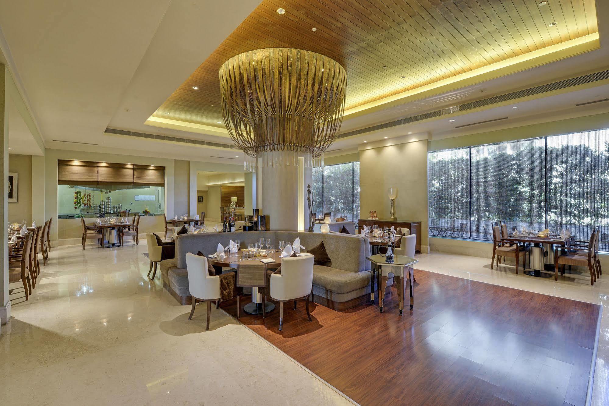 Hotel Radisson Blu Outer Ring Road 5*
