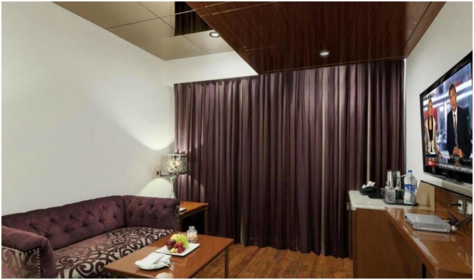 The Elanza Hotel, Hotel