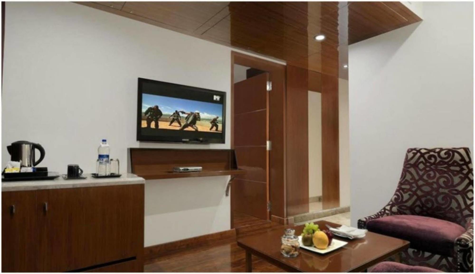 The Elanza Hotel, Hotel