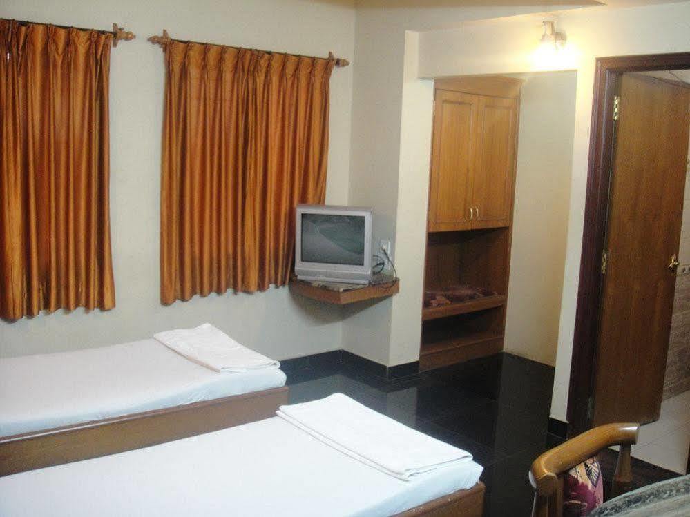 Chinna's Residency 2*