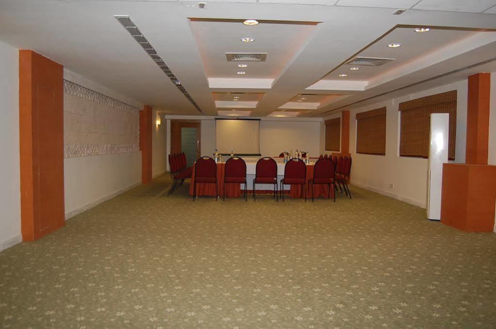 Hotel Monarch Brigade Road 3*