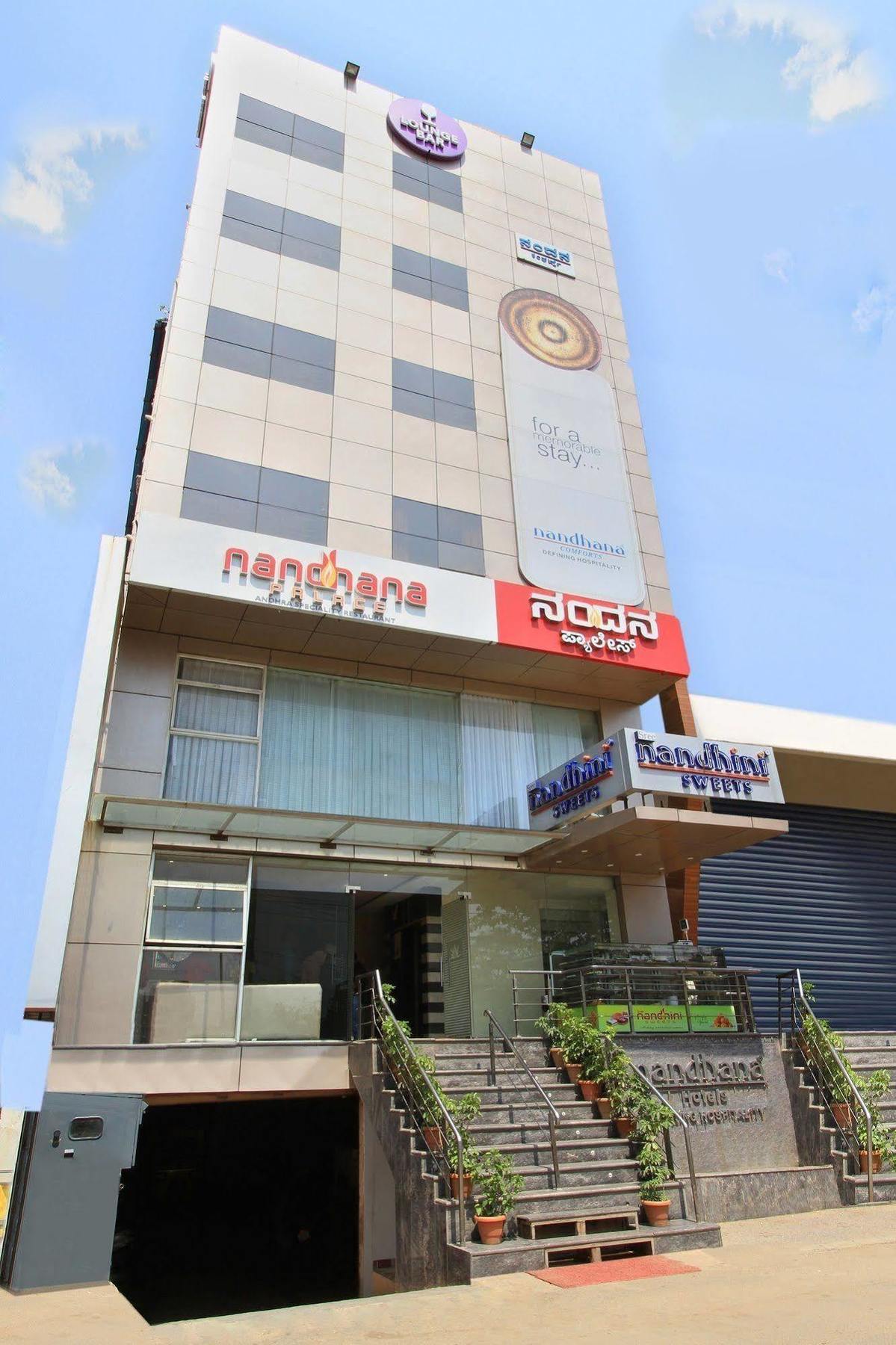 La Sara Comforts Hotel
