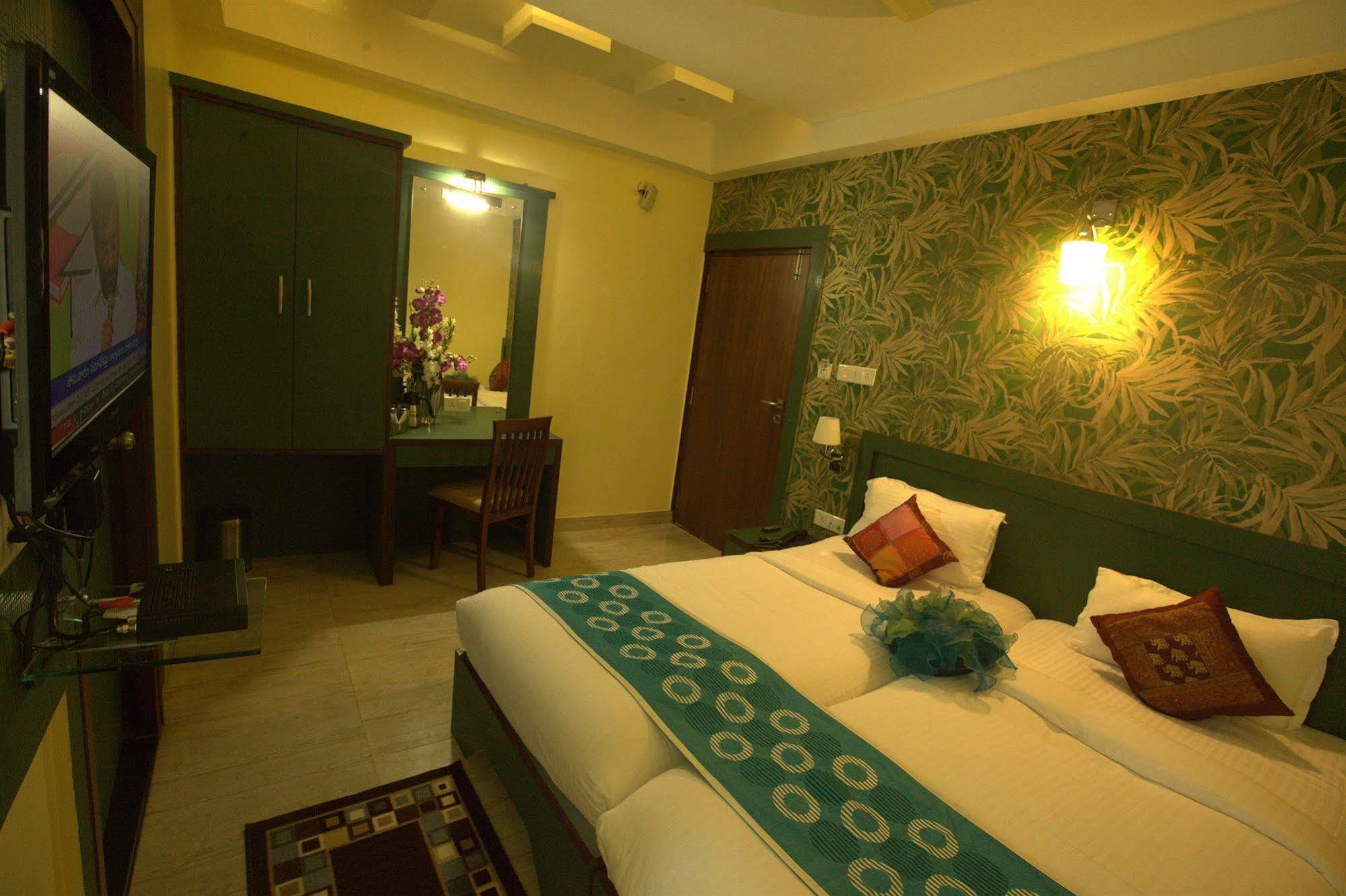 Royal Shades Hotel *