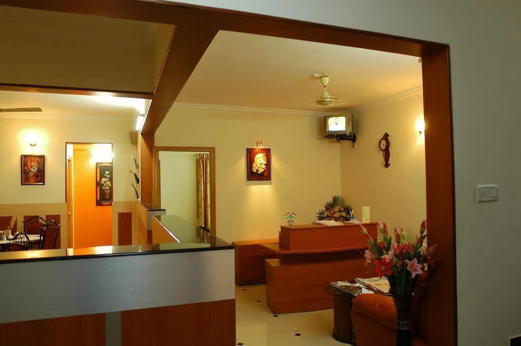 Hotel Raj Comforts -golf View