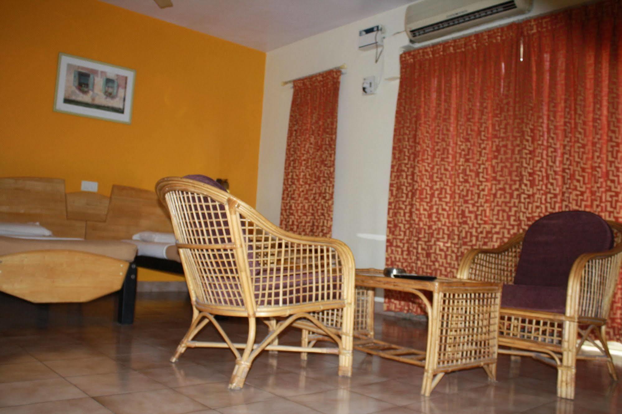 Tom'S Hotel Hotel