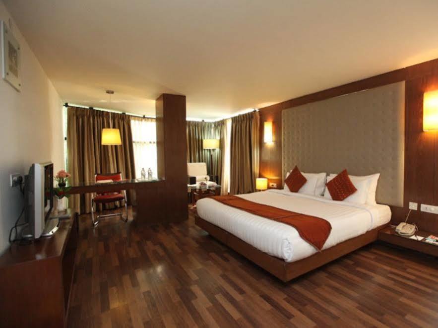 Hotel Monarch Luxur - Infantry Road