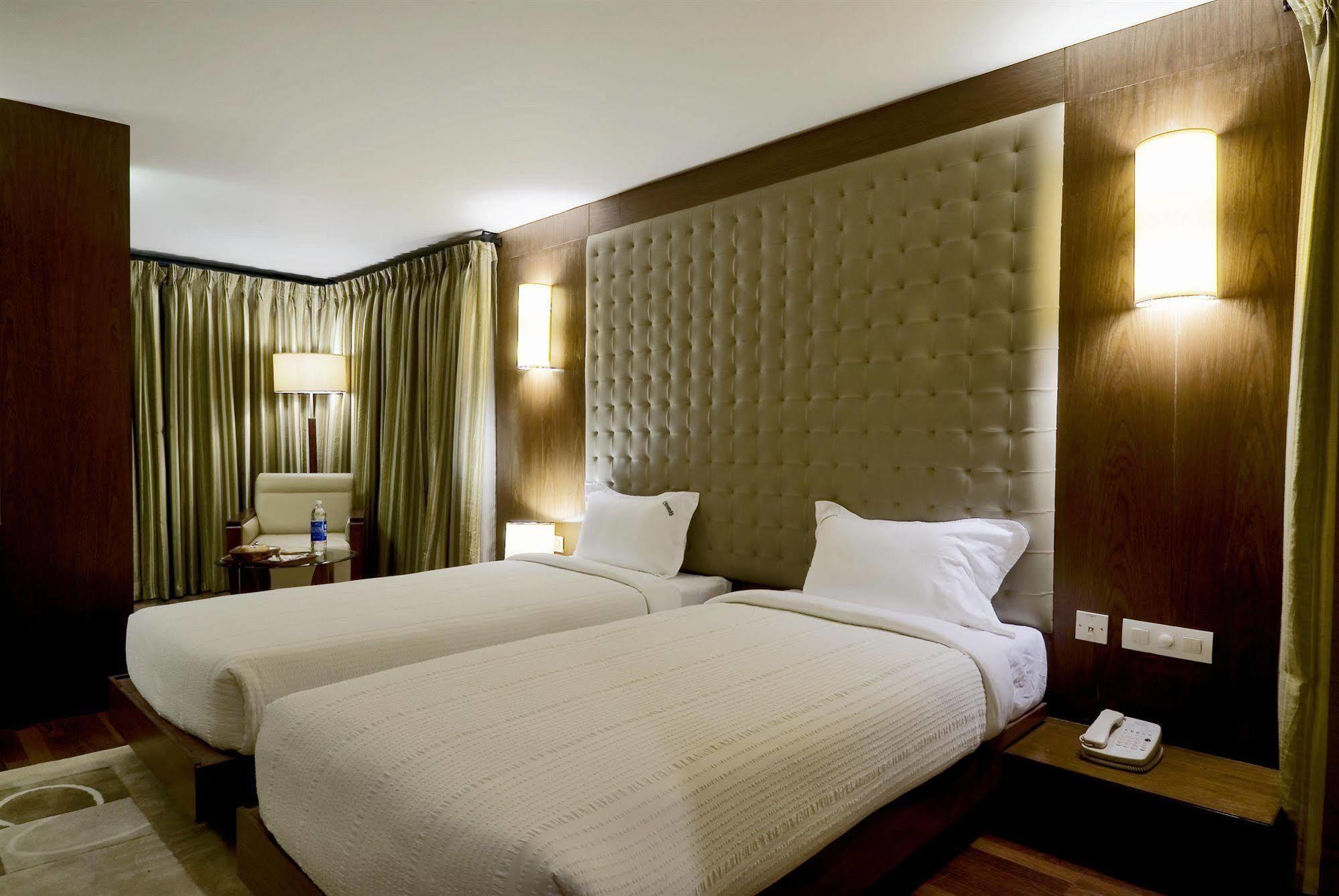 Monarch Luxur - Infantry Road Hotel 4*